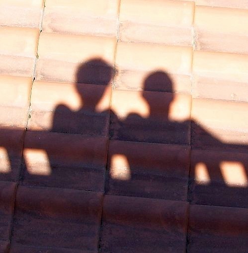 Schatten von Ines und Carsten mittags auf dem Balkon